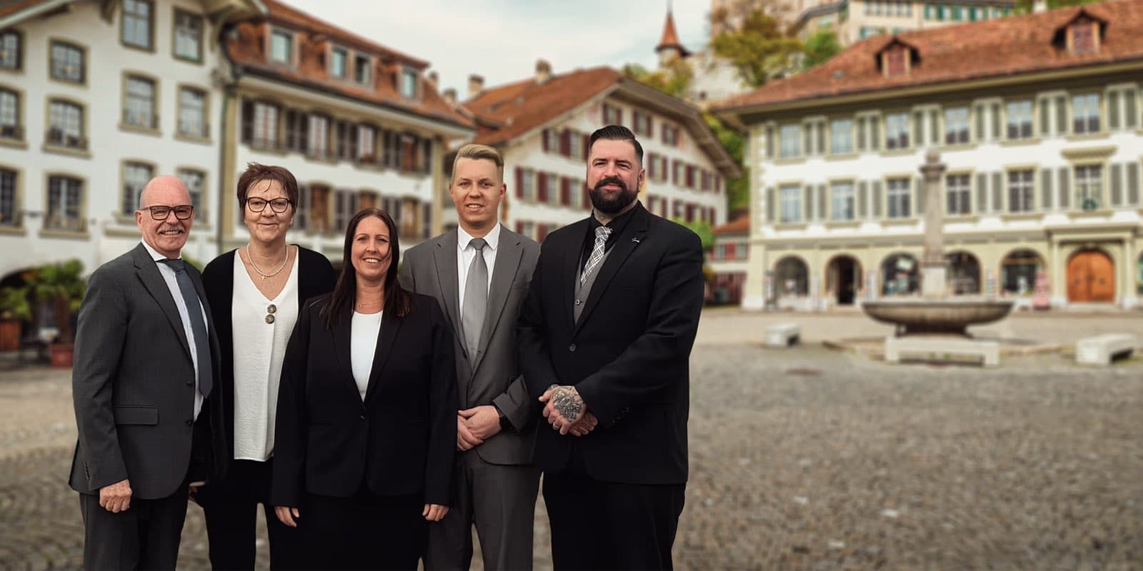 Das Team des INFINI Bestattungsdiensts auf dem Rathausplatz in Thun: Peter Stucki, Marianne Stucki, Tina Steinmann, Yves Stucki und Simon Wülser